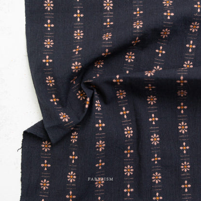 Forest Forage Daisies in Black | Fat Quarter